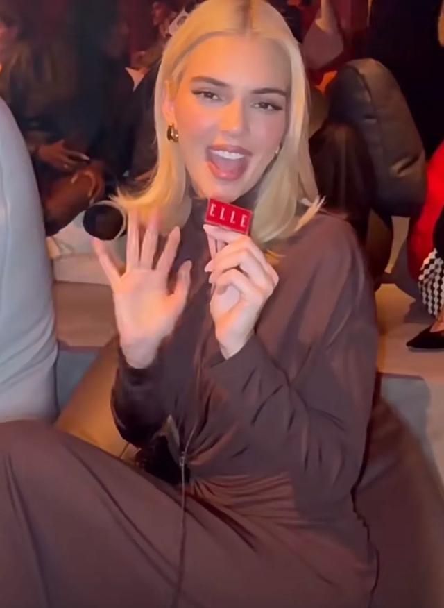 郭晶晶烫了卷发看秀,舒淇穿红色尖头鞋很娇俏,杨紫琼也来看秀!