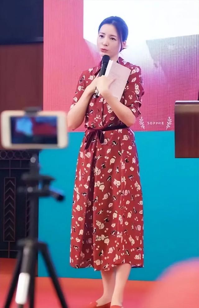 路人偶遇董卿，白发分明素颜干巴巴的，一股子姨味并没那么有气质