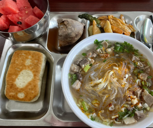 公务员晒食堂一周伙食,3块钱午餐有鱼有肉,网友:实名羡慕