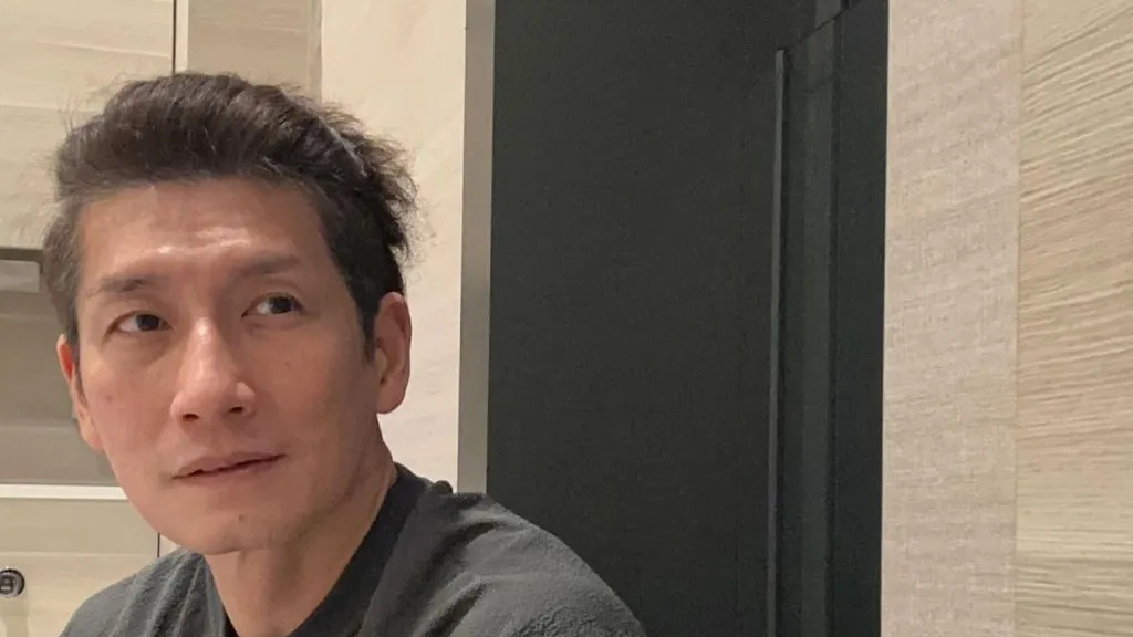 TVB知名男星因一角色入屋，最新曝光照片因赛车受伤，原来另有隐情