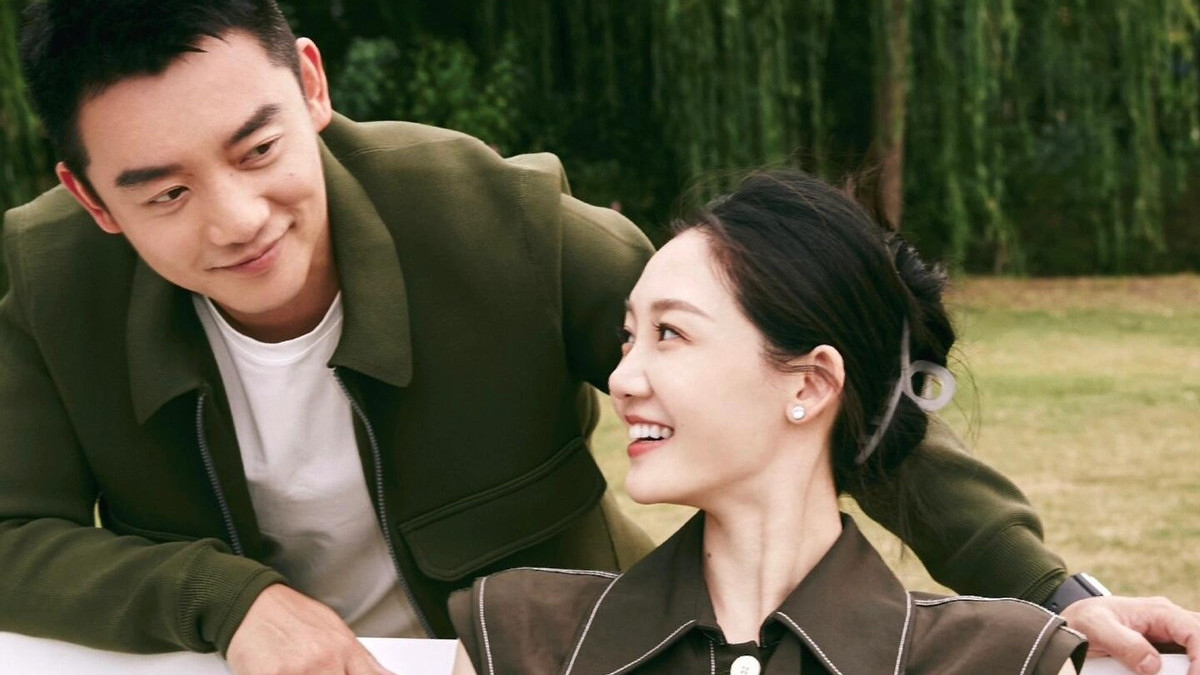 3年2胎后的苗苗与郑凯同框！穿背心+半身裙+短靴，时髦洋气又减龄