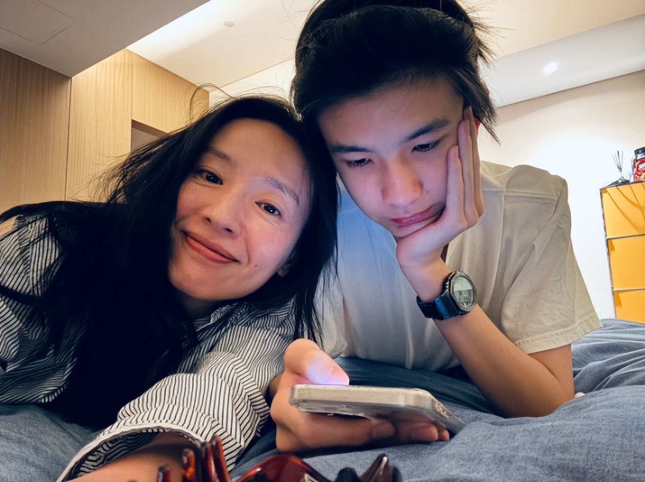 邵兵全家颜值上热搜,女儿五官神似 “年轻版林青霞”,儿子和母亲如粘贴复制