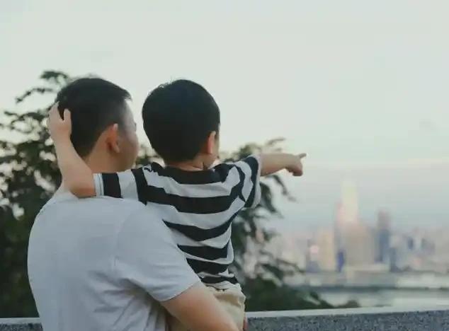 刘强东妹夫近况!是老师没再婚,抚养仨女儿,大舅哥每年给一百万