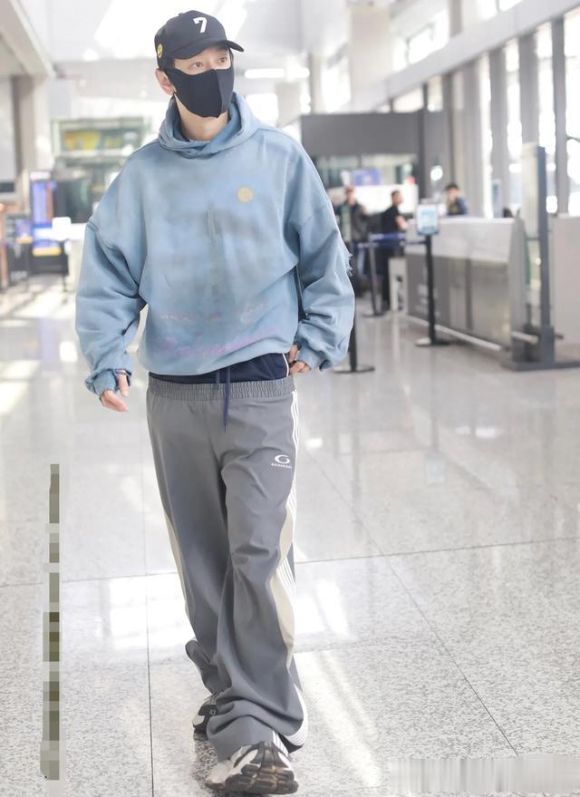 黄晓明最新机场照,假两件裤子遭吐槽,网友:珂式穿搭独one无two
