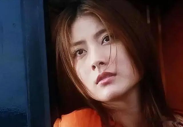 太接地气了!52岁天后街边扫年货!陈慧琳为何偏爱\平民生活\?