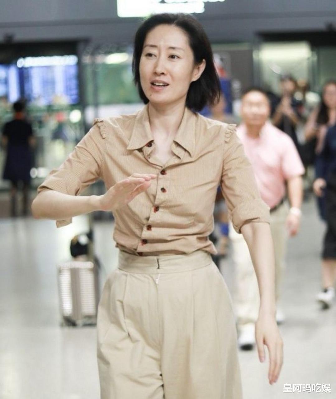 断崖式衰老!路人镜头下的明星们全都现原形,怎么苍老成这样?