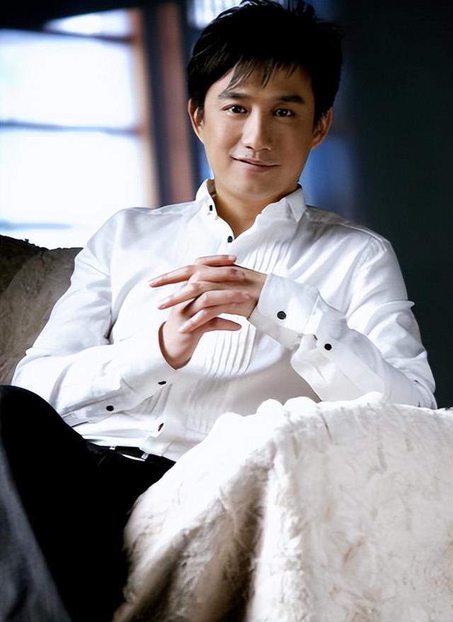 出道三十年,再次出席金鹰奖的何炅,面相变了:我忍黄磊很久了