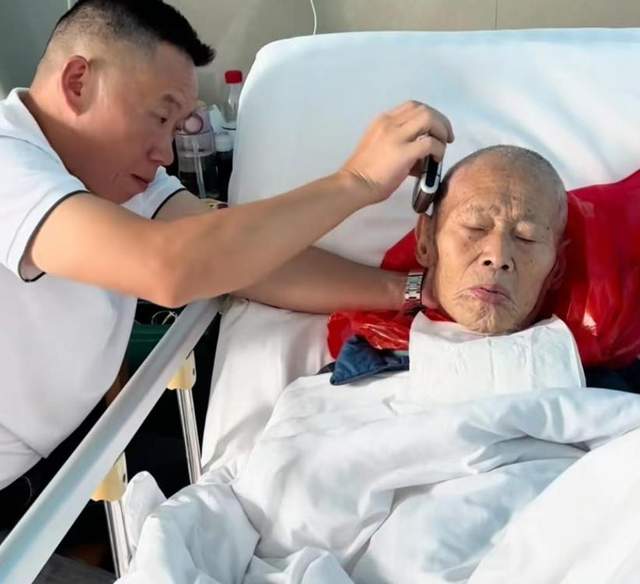 四丫头带三小只回深圳,孙辉仪态被夸赞,孙海洋在老家照顾父亲