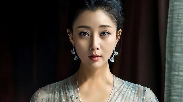 她是演员中的女富豪,多辆豪车轮流开,如今44岁却活得像20岁