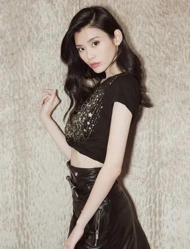 奚梦瑶:豪门社交圈的新宠,婆家支持成就其璀璨地位