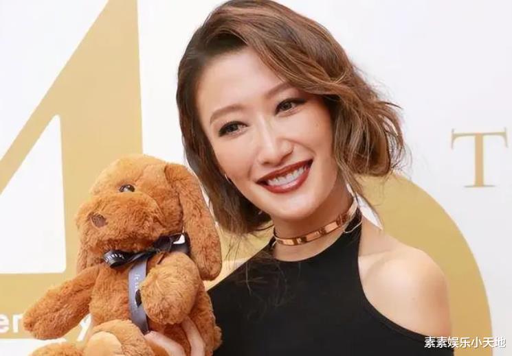 谢婷婷庆祝42岁生日,4岁女儿Sara长得好壮实,母女捧鲜花庆生