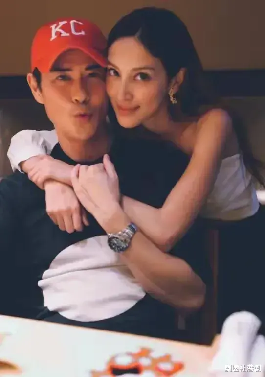 TVB视帝夫妻出国度假,小娇妻素颜抗打,心情大好懒理不利传闻