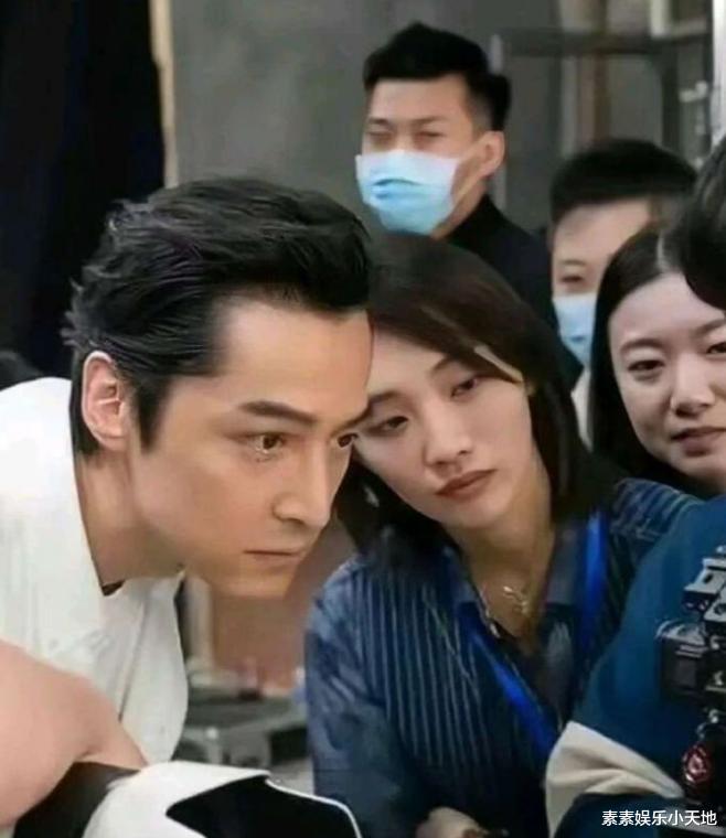 胡歌上街给老婆黄曦宁买包子,下车后步伐轻快心情超好