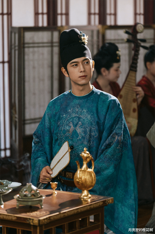 《国色芳华》官宣杀青,李现杀青发文,杨紫晒何惟芳撑伞照好美