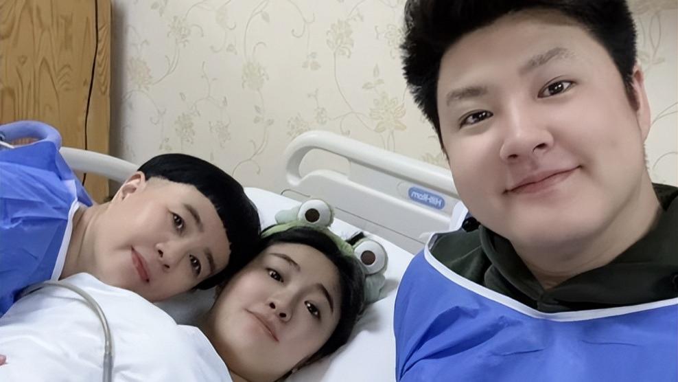 57岁“金龟子”刘纯燕升级当姥姥，女儿14岁开始与丈夫谈恋爱，终于开花结果