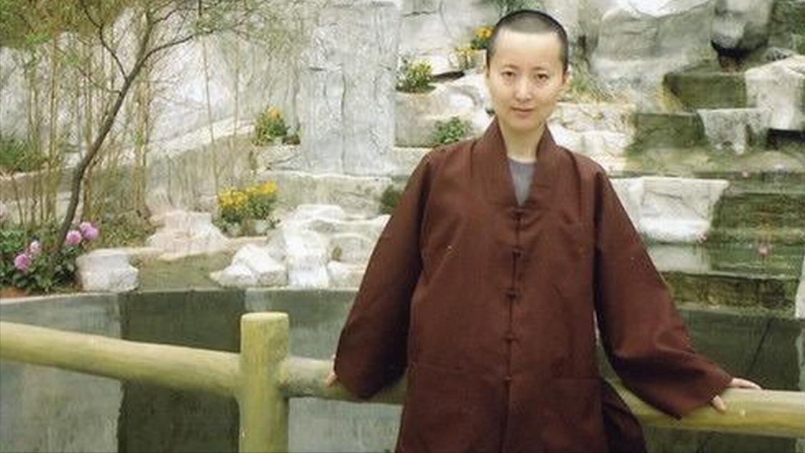 陈晓旭墓照曝光,与侯耀文、周海媚做邻居,鲜花是周海媚粉丝送的