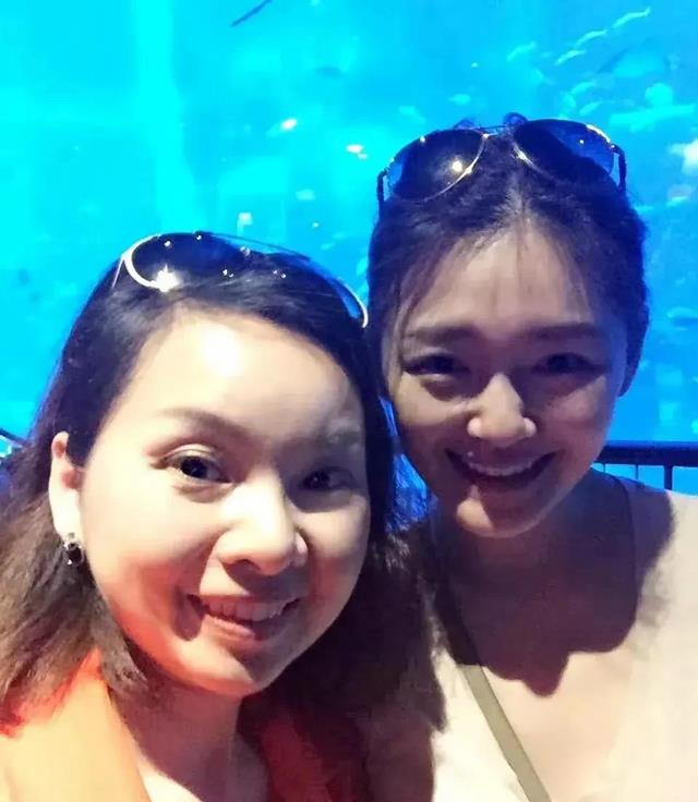 大S与汪小菲离婚前新加坡旅游照，性格超好，合影来者不拒无架子！