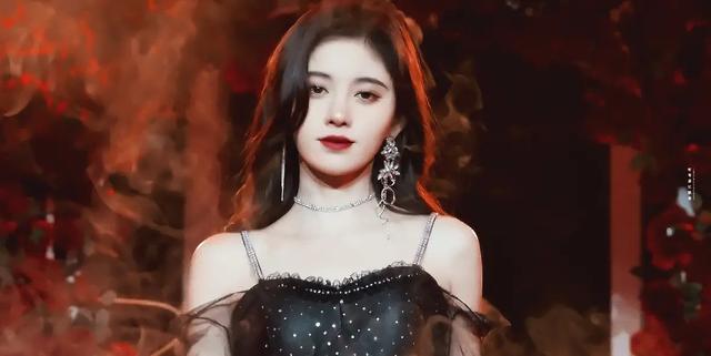 万万没想到,30岁鞠婧祎会以这种方式翻车,网友:不怪别人想歪