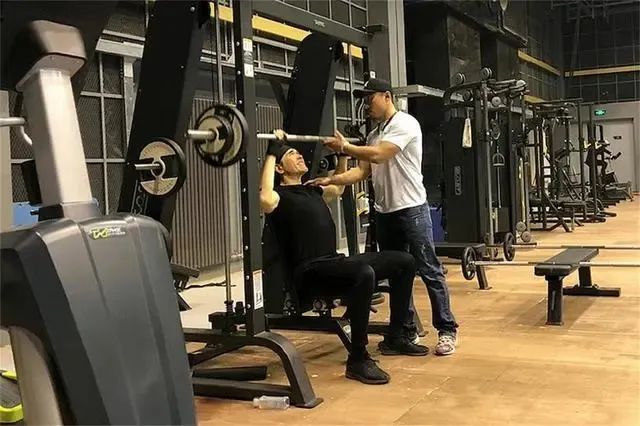 63岁费翔不老神话!跑步运动40载,自律成就逆天身材!