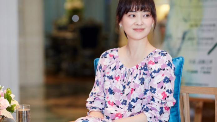 48岁梅婷新剪了新刘海年轻10岁，穿印花衫+半裙，美得像换了个人