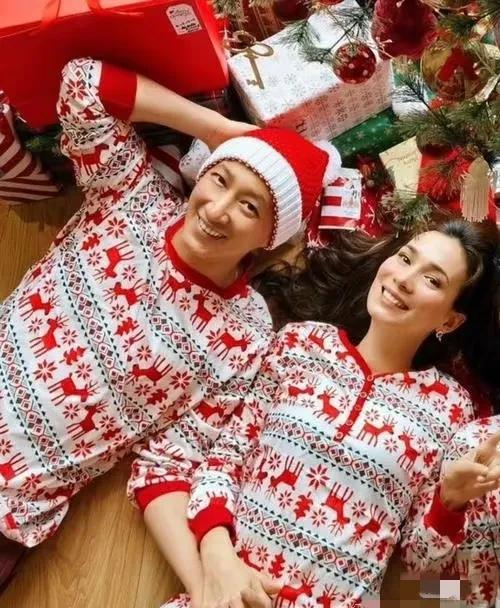 卢靖姗晒圣诞全家福，韩庚怀抱2岁女儿，一家三口穿亲子装好幸福