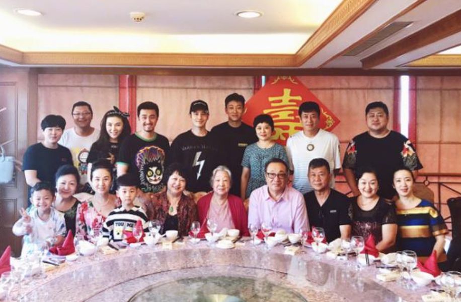 黄晓明95岁姥姥去世!最后露面瘦到皮包骨,没等到黄晓明二胎出生