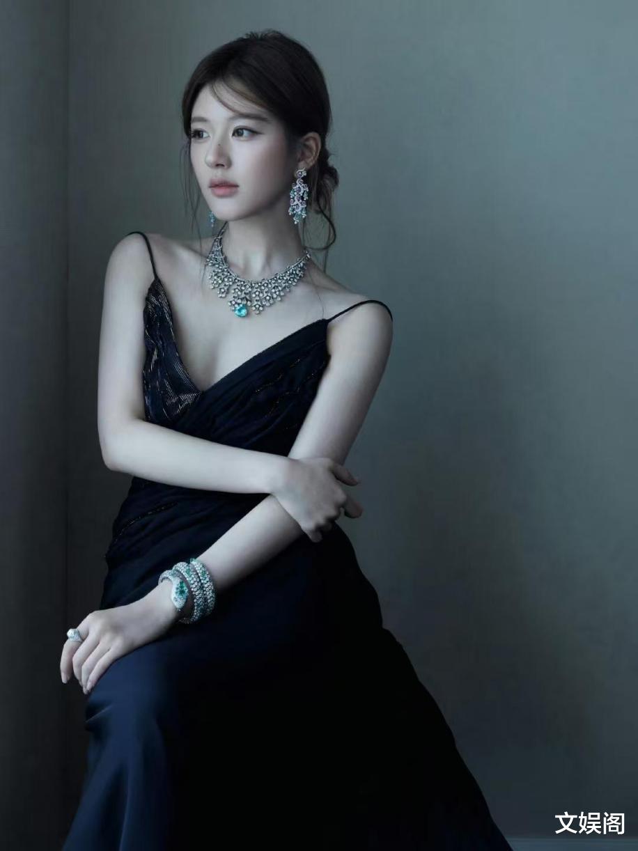 赵露思最新造型曝光!穿深V露背礼裙大露“蝴蝶背”,简直美翻了