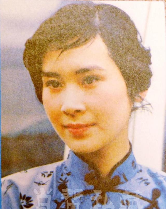 她是国家一级演员，正军级待遇，33岁离婚至今单身，66岁气质不凡