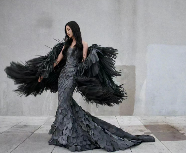 北京这一夜，巩俐深v高开叉，佟丽娅抹胸包臀，最后风头还不如狗