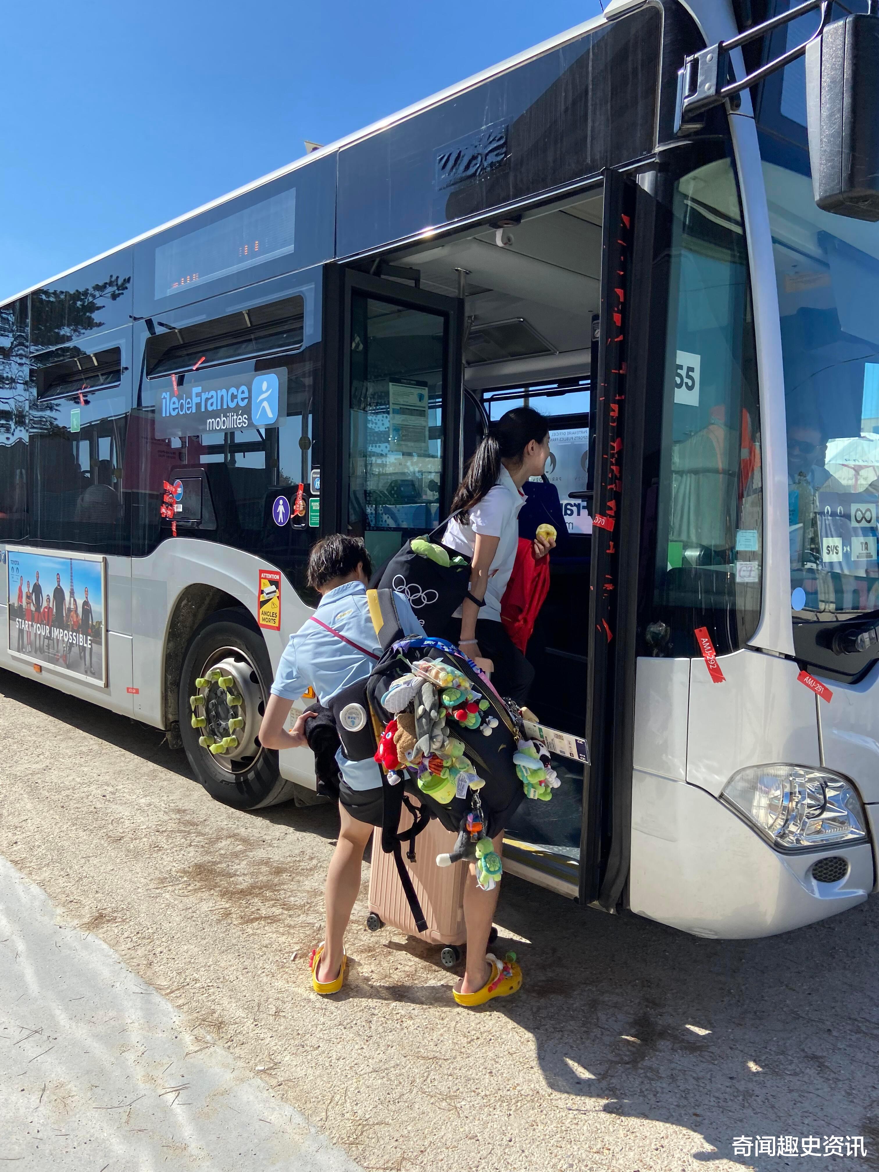 网友偶遇全红婵和陈若琳,陈教包里还塞着全红婵的龟龟