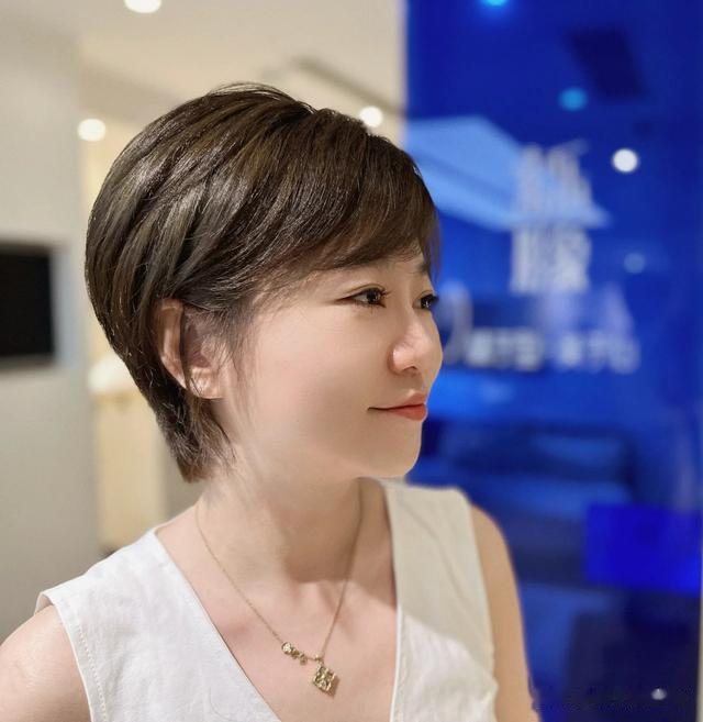 女发别乱剪，最值得尝试还是层次短发，动感还时尚