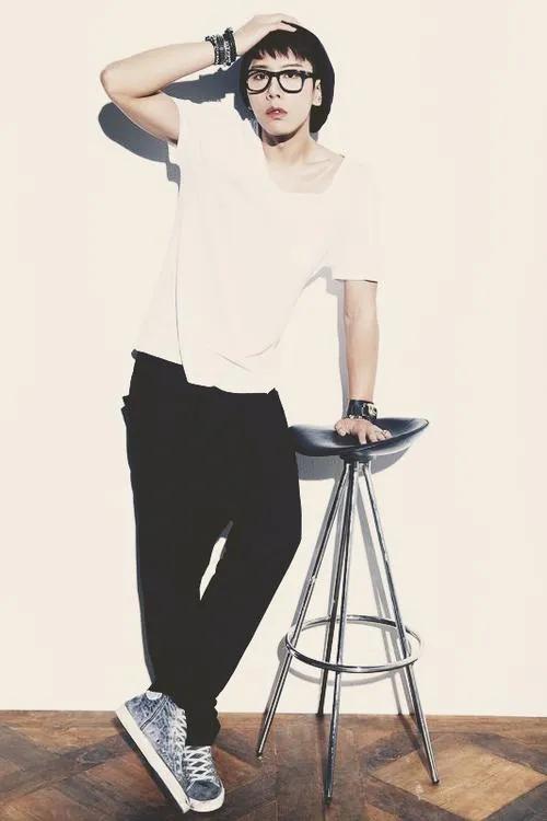 他是韩国著名歌神，曾奉献名曲《雪之花》，如今43岁却依旧单身。