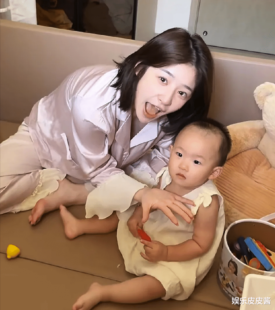 34岁张碧晨素颜曝光,眼袋突出皮肤暗黄,嘴角的痘印清晰可见!