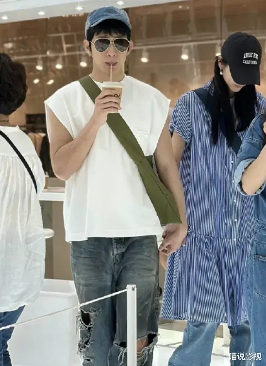 时尚CP出动!井柏然刘雯国贸亲昵逛街,大表姐走路都靠着小井