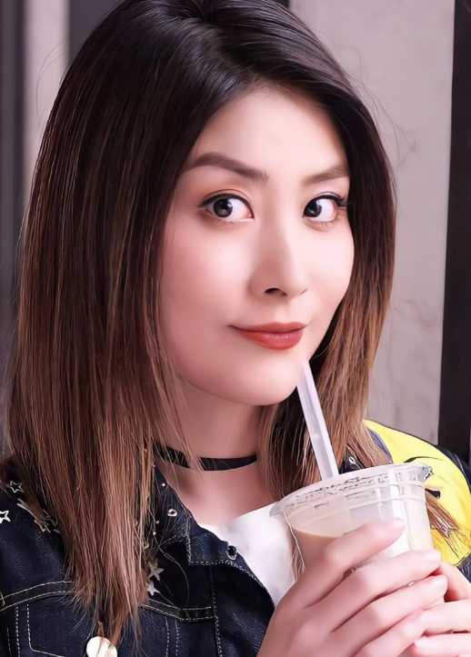 官宣16年后,52岁陈慧琳豪掷百万,撕下了内娱明星的假“面具”