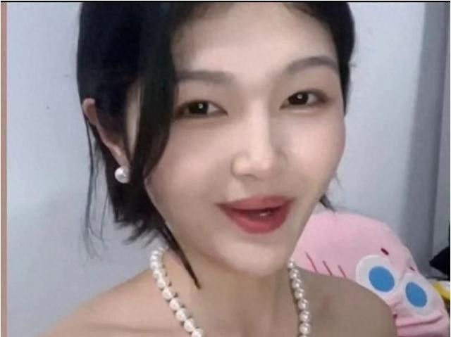 中S直播间火爆！被大S举报后更火爆，在直播间带货暗嘲大S真小气