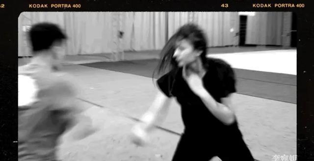 看到张艺谋的新女主角，再看王家卫的李宛妲，有对比才有差距