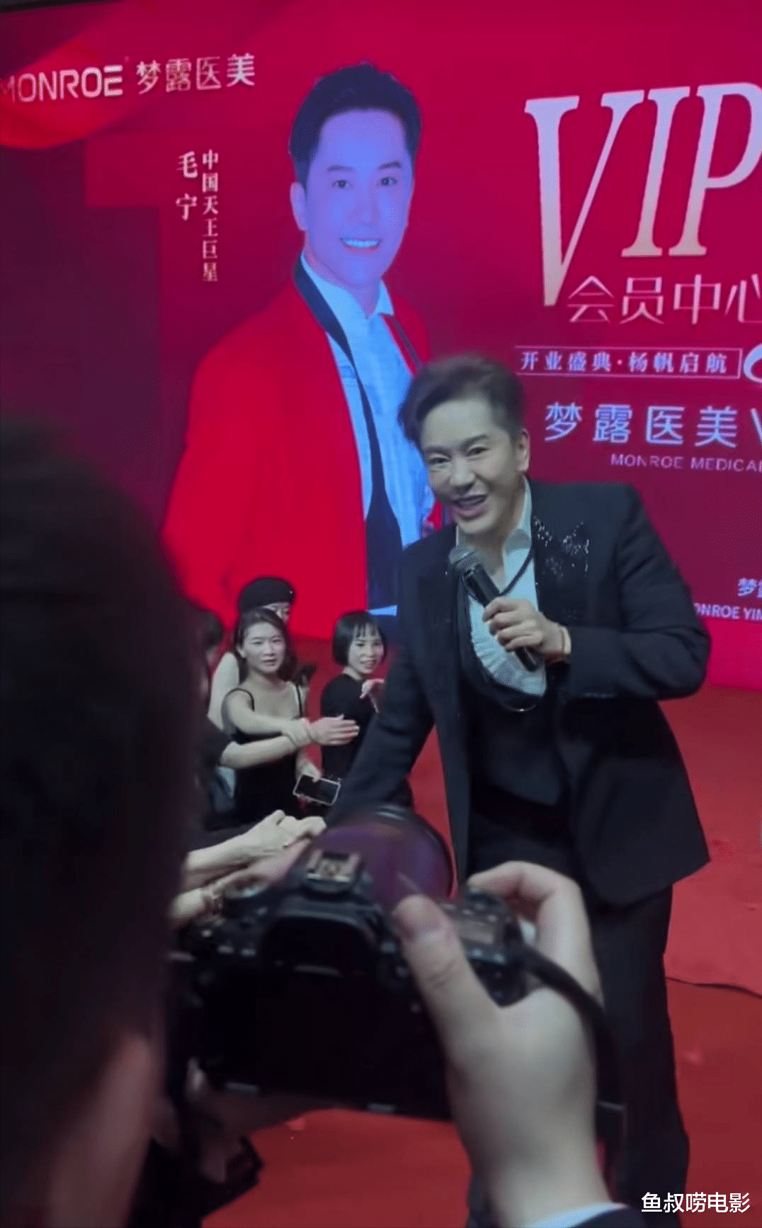 8登春晚情歌王，今成囚徒被富婆搂抱，54岁卖唱泪满裳！