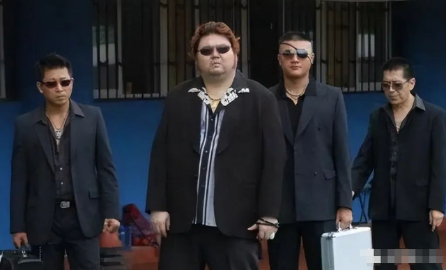 黄渤将他捧红，身价暴涨后连喝5天酒猝死，小10岁娇妻卖豪宅改嫁