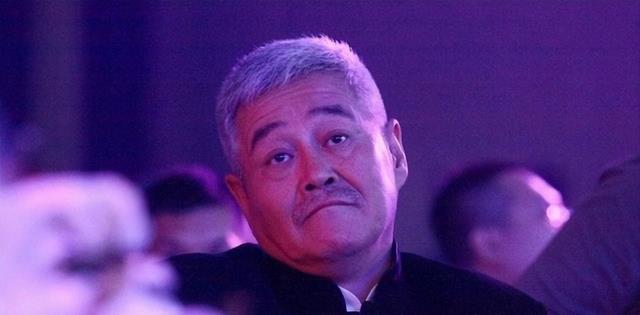 56岁谢广坤喜得子！三婚26岁小娇妻首露面，脸色憔悴撞脸辛芷蕾