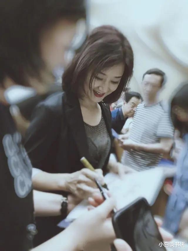 宋祖英穿搭越来越潮!黑色西装齐肩短发,十分干练,硬笔字迹泼辣