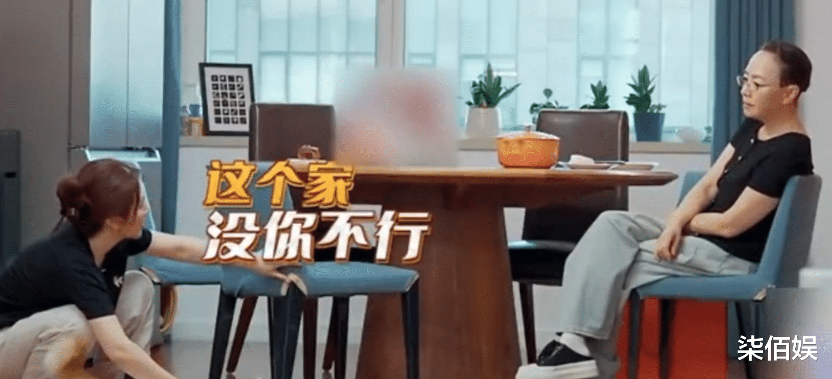 宋丹丹一家逛迪士尼，儿子儿媳穿着朴素自己带娃，俩孙子长相喜人