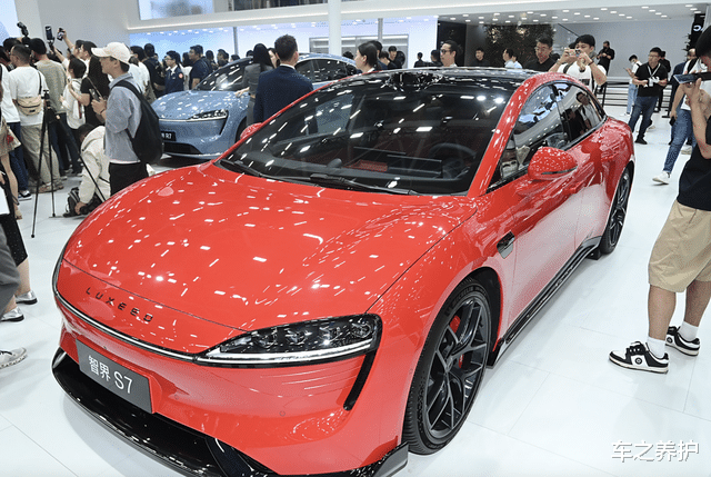 余承东放大招，智界S7只卖22万起，卷疯小米、特斯拉