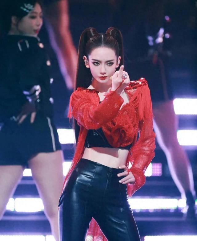 戚薇小丑女发型惊艳出圈！假发太重拉头皮，头顶还被薅秃了一块！