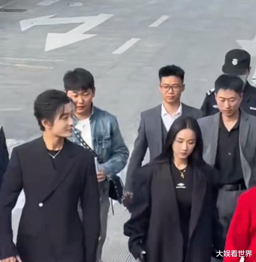 黄晓明坐高铁被偶遇,本人面相憔悴无精打采,额前无发被指已秃头