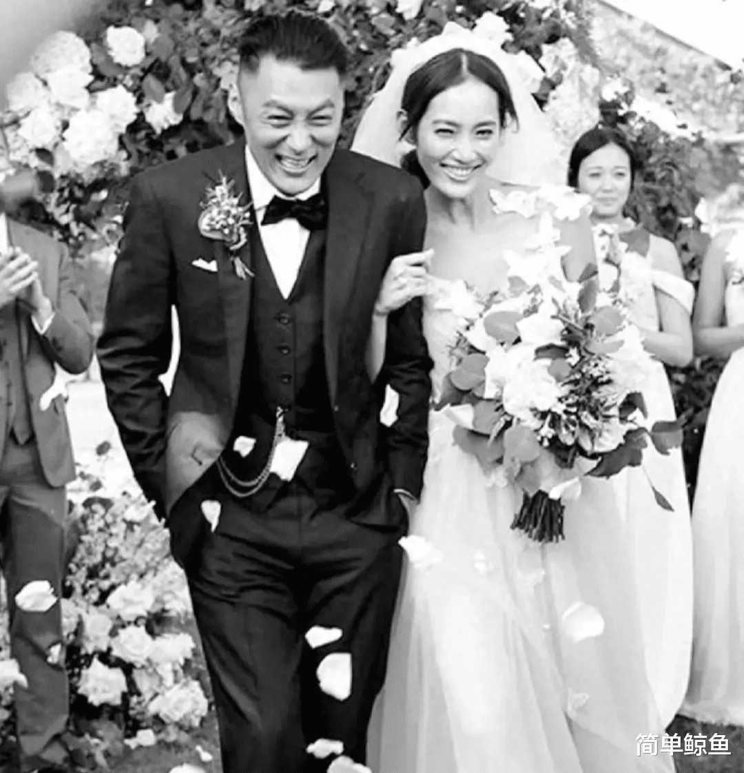 余文乐老婆王棠云发长文道歉,否认飞机上抢座,称只想安顿好女儿