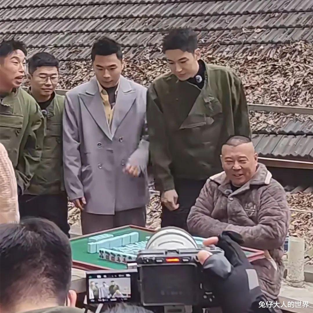 德云社郭德纲穿睡衣打麻将，被徒弟在旁围观，弄得老郭都害羞了