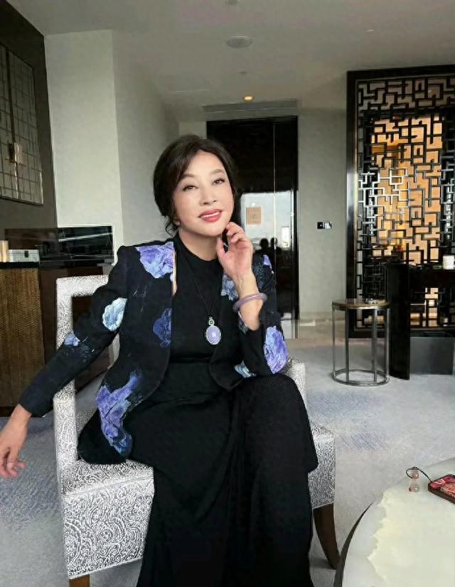 开眼了!刘晓庆回应出轨,言辞傲慢拒不道歉,知情人曝她还没离婚