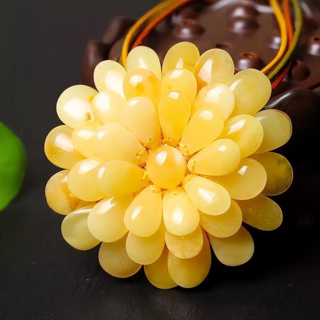 真假蜜蜡难分辨？掌握这几招，轻松识别优质蜜蜡！