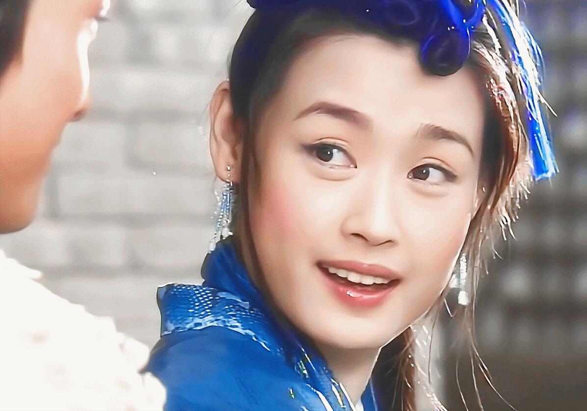 当年看《倚天屠龙记》就觉得她好美，奈何70后美人太多，她没红起来